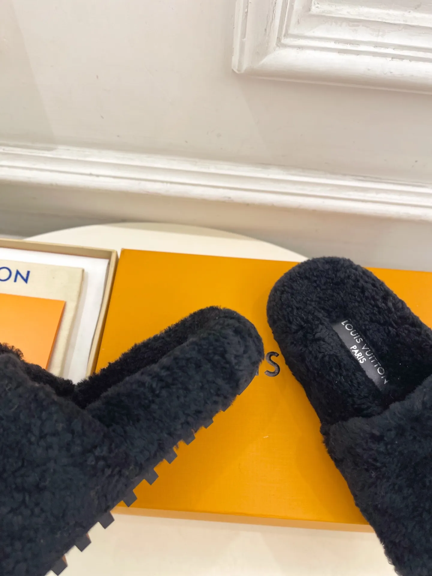 👟👟Ex-factory price 480👟👟 | Louis Vuitton 25𝐬𝐬 🧡💚2025 spring and summer new style top version⚠️ The counter features the latest LV wallet fur slippers, new hard goods🆕 ❥BS purchasing level! Full of high-end feel! A popular model among bloggers at home and abroad, it’s retro and fashionable and looks amazing on your feet! Mainly recommended model on the official website★ ━━━━━ ЅᏇєєt ━━━━━ ▪️Upper: Original custom-made wool ▪️Lining: imported goat hair lining ▪️Outsole: Original custom-made non-slip outsole ▪️Heel height: flat ▪️Shoe size: 35-39 (40.41.42 customization is not returnable)